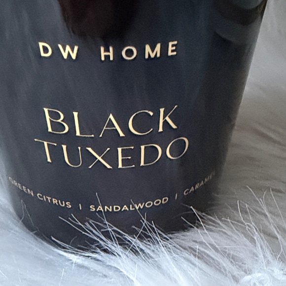 dw home tobacco noir candle Leaf  Candles Teakwood + Tobacco has a spicy top scent combines with sandalwood and musk to give a rich scent that compliments your modern style DW Home Black Candle with